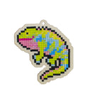 Pakabukas chameleonas medinis su ryškiomis žaliais, rožiniais ir mėlynais blizgančiais karoliukais, arti plano, su tvirtinimo kilpa viršuje