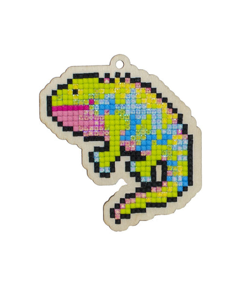 Pakabukas chameleonas medinis su ryškiomis žaliais, rožiniais ir mėlynais blizgančiais karoliukais, arti plano, su tvirtinimo kilpa viršuje