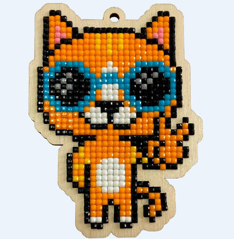 Pakabukas oranžinis kačiukas su mėlynais akiniais, deimantinės mozaikos karoliukai ant medinio pagrindo, matomas priekis su skylute kabinimui