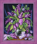 Paveikslas violetinių alyvų kompozicija stikliniame vazone su purpuriniu mediniu rėmu, 40×50 cm
