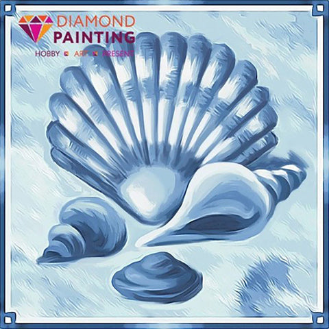 Diamond painting rinkinys su melsvu jūros kriauklių motyvu, detali artimo plano kompozicija dekoravimui