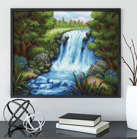 Deimantinė mozaika su krioklio motyvu, juodu rėmu, 60×50 cm, paruošta kabinti ant sienos kaip dekoracija