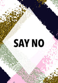 Plakatas su baltu rombu centre ir juodu SAY NO užrašu, aukso blizgučiais bei rožine‑žalia‑tamsiai mėlyna palete