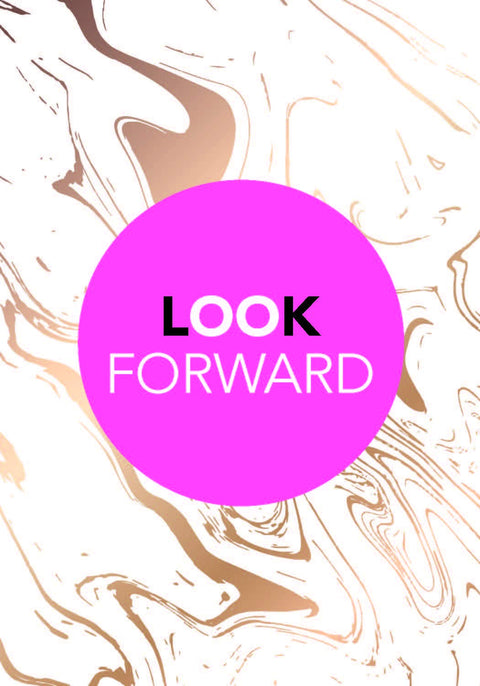 Reklaminis baneris su ryškiai rožiniu apskritimu „Look Forward“, marmuro fono ir aukso akcentų, skatinantis naujų kolekcijų puslapį