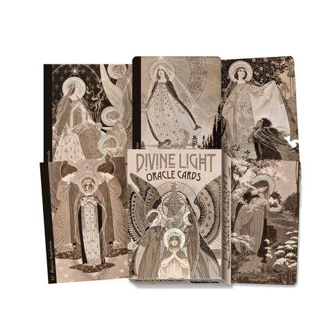 Divine Light oracle kortos dėžutėje su atversta kortų vėduokle ir detaliosiomis sepijos stiliaus iliustracijomis