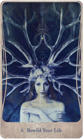 Tarot korta 'Rewild Your Life' tamsiai mėlyna versija su moterimi ir elnių ragais, skirta ritualams.