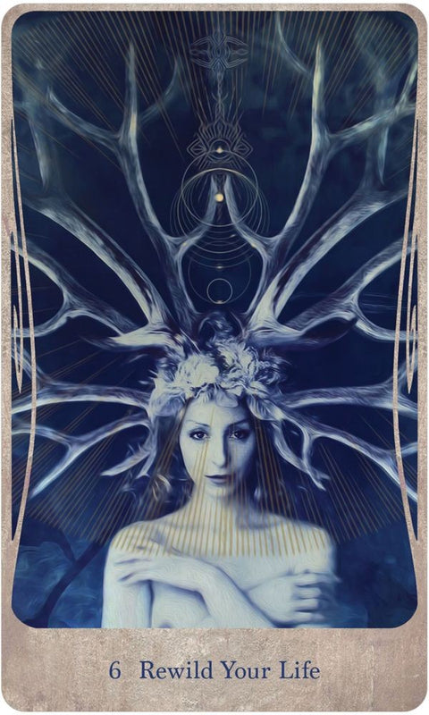 Tarot korta 'Rewild Your Life' tamsiai mėlyna versija su moterimi ir elnių ragais, skirta ritualams.