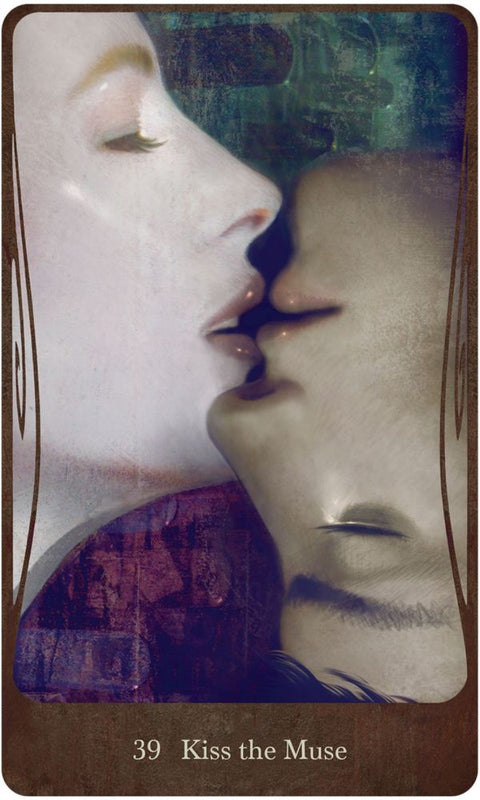 tarot korta Kiss the Muse, vertikali meninė korta (nr.39) su dviejų profilių bučiniu ir subtiliomis pastelinėmis spalvomis