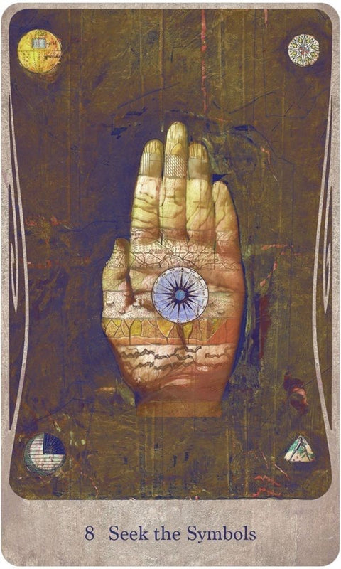 tarot korta — vertikalus spaudas žemės tonų, centrinis delnas su kompasu ir simboliais, numeris 8