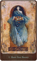 Tarot korta „Share Your Bounty“ – mėlyna moteris su vaisių krepšiu ant sendinto aukso fono, vertikalus variantas