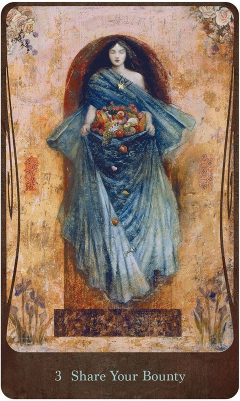 Tarot korta „Share Your Bounty“ – mėlyna moteris su vaisių krepšiu ant sendinto aukso fono, vertikalus variantas
