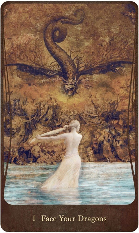 tarot korta moteris stovinti vandenyje susiduria su didžiuliu drakonu ant auksinio fono, priekis pažymėtas skaičiumi 1
