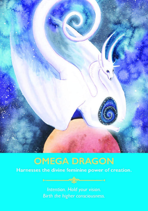 Omega Dragon korta su baltu drakonu ir spiraliniu galaktikos simboliu ant pilko-rausvo planetos, turkio apačia su auksiniu užrašu ir įkvepiančia žinute