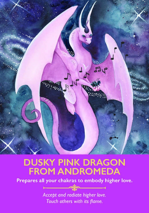 Dusky Pink Dragon kortelė rožinė–violetinė su Andromedos drakono iliustracija ir apačioje esančia meilės žinute, skirta čakrų atvertimui