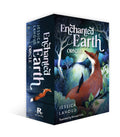Oracle kortos Enchanted Earth, iliustruota dėžutė trijų ketvirčių perspektyvoje su lapės motyvu, tamsiai mėlyna–žalia paletė, matomas autorius Jessica Lahoud