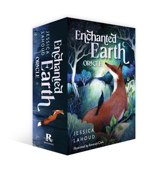 Oracle kortos Enchanted Earth, iliustruota dėžutė trijų ketvirčių perspektyvoje su lapės motyvu, tamsiai mėlyna–žalia paletė, matomas autorius Jessica Lahoud