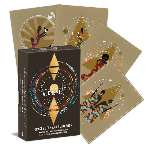 Orakulo kortų rinkinys Elemental Alchemist su tamsiai ruda dėže ir aukso akcentais, išskleistos iliustruotos kortos su afrikietiško stiliaus figūromis