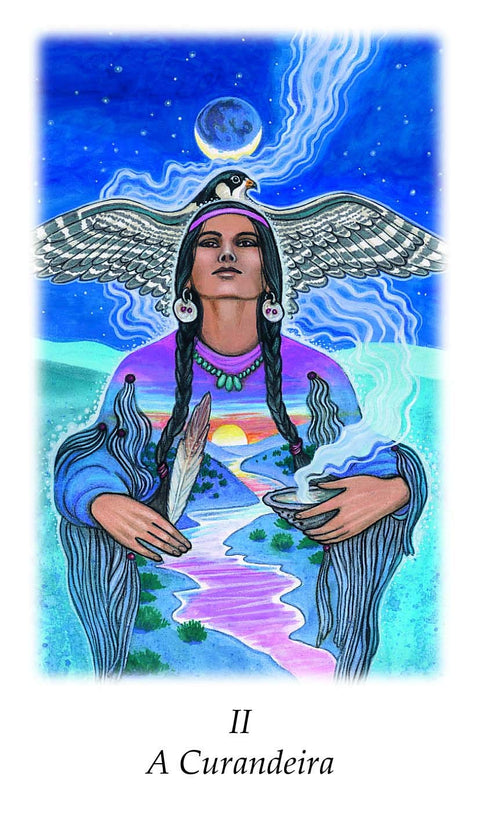 tarot korta Gydytoja — spalvotas pilno aukščio dizainas su sakalu virš galvos, plunksna ir rūkstančiu dubeniu