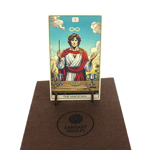 tarot korta The Magician ant mažo medinio stovelio, spalvinga iliustracija, padėta ant rudo Fantasy Puzzles veltinio