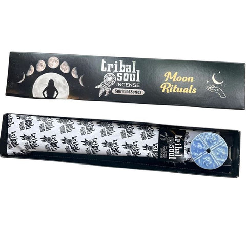 Smilkalai Tribal Soul Moon Rituals juodoje pakuotėje, atidaryta dėžutė parodo išvyniotą ritinėlį ir mėlyną keramikinį laikiklį