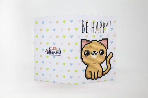 Atvirukas Wizardi baltas su pastelinių širdelių fonu, pikseline ruda katei, logotipu kairėje ir užrašu „Be Happy!“