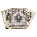 Bicycle kortos su Series 1900 retro dėklu, parodytos fanuotos ir šiek tiek nudėvėtos, pabrėžiant senovinį dizainą