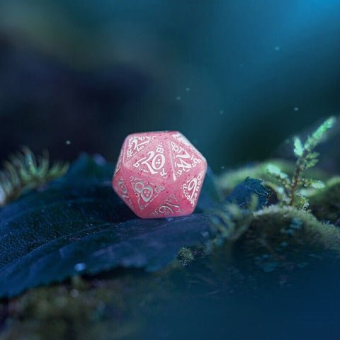 Q workshop: Elvish Žvilgančios rožinės ir baltos sp. Dice Set Q - workshop - HOBI.LT 🇱🇹