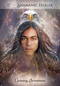 Orakulų korta Shamanic Healer: erelio galva virš vyriško veido, rudos plunksnos ir kosminis fonas, tema „Cleansing, Attunement“.