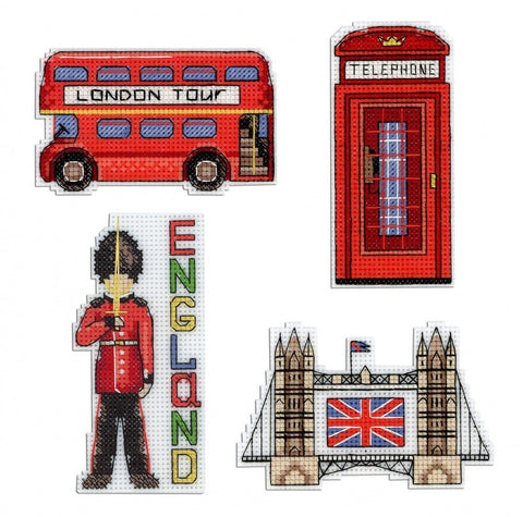 Suvenyrų magnetų rinkinys su keturiais Londono motyvais — raudonu dviviečiu autobusu, telefonų būdele, kariniu sargu ir Tower Bridge, kryželiuoto siuvinėjimo stilius