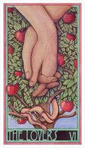 Tarot korta Mylėtojai VI, susikabinusios rankos prieš obelį su raudonomis obuolėmis ir gyvate apačioje, vertikalus iliustracinis dizainas