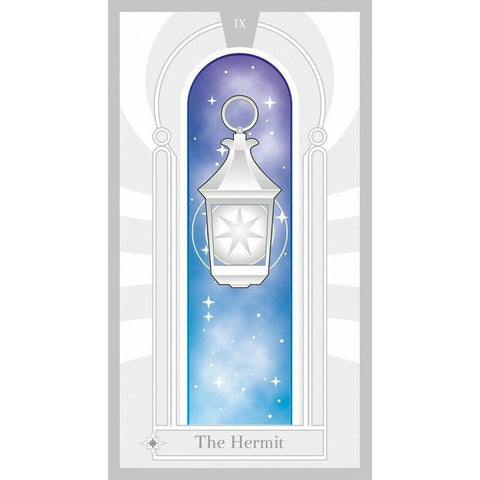 tarot korta Hermitas — vertikalus baltas žibintas ant mėlyno žvaigždėto fono, artimas kadras kortos centre