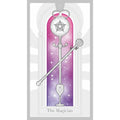 Tarot korta „Magas“ – priekinė pusė su sidabriniais simboliais, violetiniu gradientu ir ritualiniais kalaviju, lazda ir taure