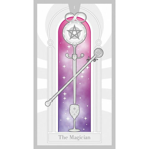 Tarot korta „Magas“ – priekinė pusė su sidabriniais simboliais, violetiniu gradientu ir ritualiniais kalaviju, lazda ir taure