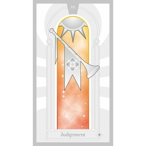 Tarot korta „Judgement“ su sidabriniu trimitu ir oranžiniu spindinčiu langu fone, priekis su žvaigždžių akcentais