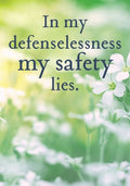 plakatas su citata "In my defenselessness my safety lies" — žalias akvarelinis fonas, baltos gėlės ir tamsiai mėlynas tekstas