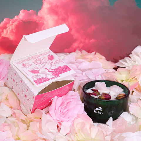 Hop Hare The Lovers rožių kvapo žvakė su rožiniu kvarcu, medinis dagtis