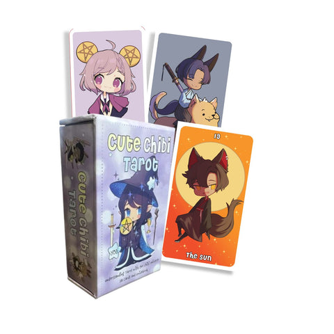 tarot kortos Cute Chibi su pasteliniu violetiniu dėklu ir keturiomis chibi iliustruotomis kortomis, matomas dėžutės priekinis kampas