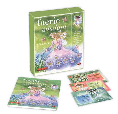 Kortų rinkinys Faerie Wisdom – žalsvame dėkle su 52 žinutėmis ir 64 p. iliustruota knygele, atverstas ir išskleistas pavyzdys