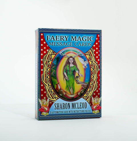 Faery Magic žinučių kortos, Sharon McLeod aut., ryški raudona ir mėlyna dėžutė su fėjos piešiniu, stovinti ant balto fono, matoma priekinė dėžutės dalis