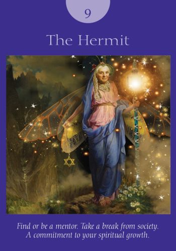 Tarot korta Hermitas, violetinis rėmas, senovinė figūra su žibintu ir sparnais, pabrėžia dvasinį vadovavimą ir atsiskyrimą