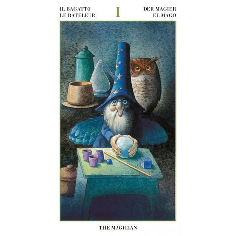 tarot korta Magas — iliustruota klasikinė korta mėlynais tonais, mago skrybėlė, rankose kristalas ir pelėda