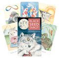 tarot kortos Black Seed Tarot (Theresa Hutch) dėžutė su vilku prie mėnulio ir keliomis pavyzdinėmis akvarelėmis kortomis