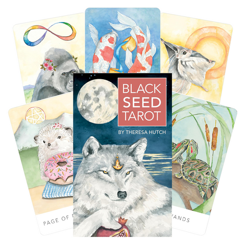 tarot kortos Black Seed Tarot (Theresa Hutch) dėžutė su vilku prie mėnulio ir keliomis pavyzdinėmis akvarelėmis kortomis