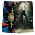 Tarot kortos, atvertos: priekis – korta „13: The Meditating Fight“ su tamsia medituojančia figūra, nugara – mėlynai oranžiniai paparčiai