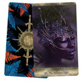 tarot korta – violetinės moters portretas su ornamentine kauke, pažymėta „30 · The Stillness Fight“, matoma ir nugarėlė su mėlynomis ir oranžinėmis paparčio raštomis