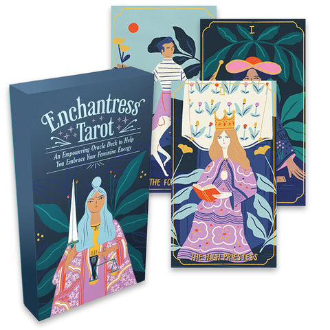 Tarot kortos Enchantress — tamsiai mėlyna dėžutė ir trys iliustruotos moteriškos arkana kortos, skirtos rinkinio demonstracijai