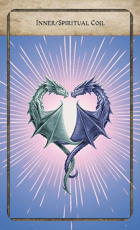 tarot korta Inner/Spiritual Coil – priekis su žalio ir violetinio drakonais, susipynusiais į širdies formą, ir rožiniais spinduliais fone