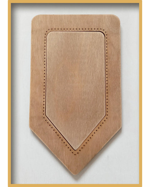 Rankų darbo medinis rėmelis siuvinėjimui kryželiu „Flag“, lazdyno, 9.5×19 cm