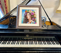Pianinas F. Muhlbach juodas vintaginio stiliaus su pilna klaviatūra ir rėmu su spalvotu gėlių portretu ant muzikos laikiklio