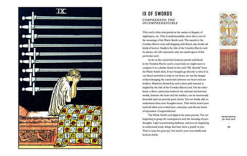 tarot korta Devyni kardai, vaizduojanti baltai apsirengusią figūrą ir kartu parodytas aiškinamasis knygos puslapis